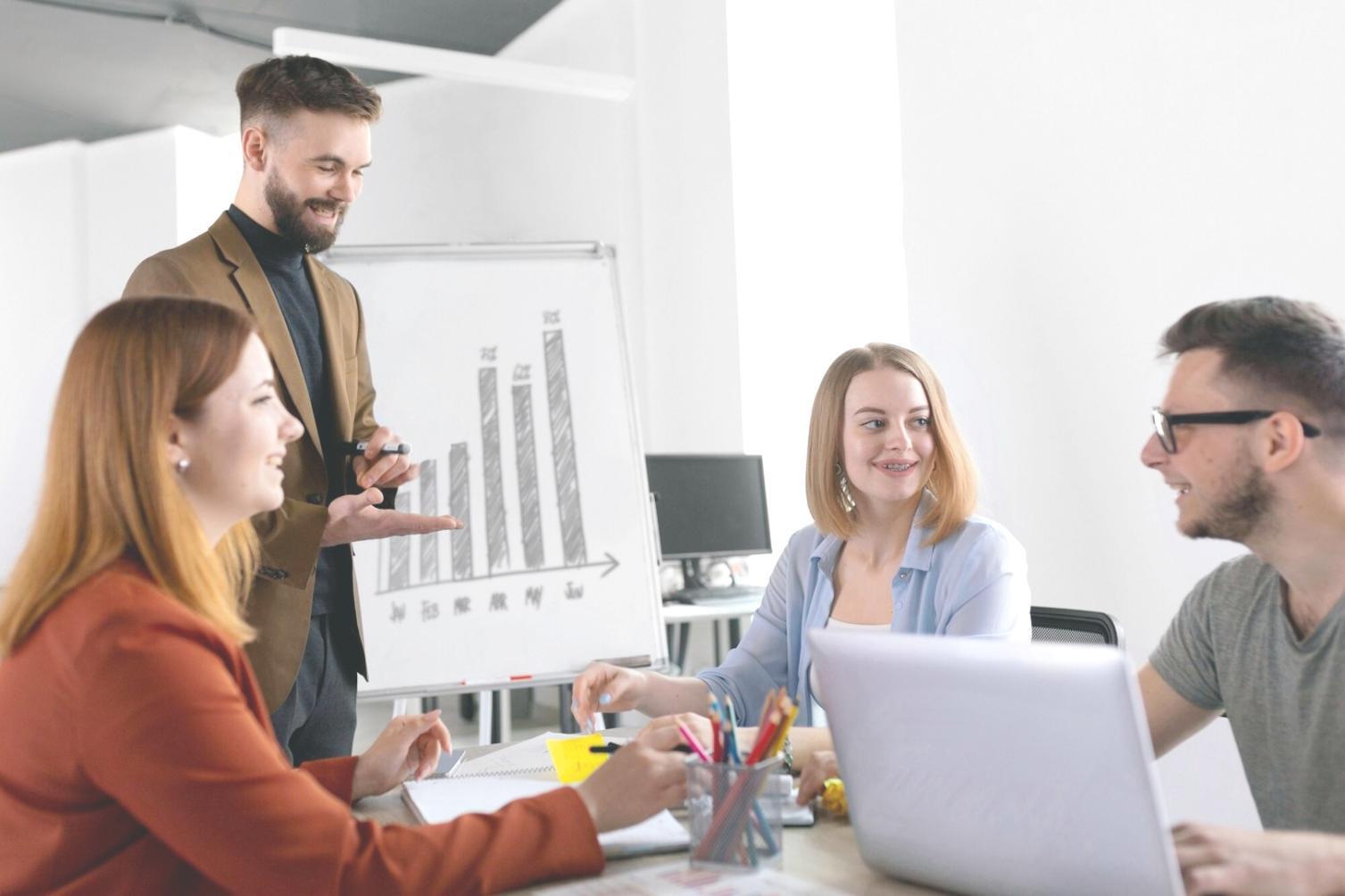 Profesionales analizando modelos financieros en una sesión de formación empresarial