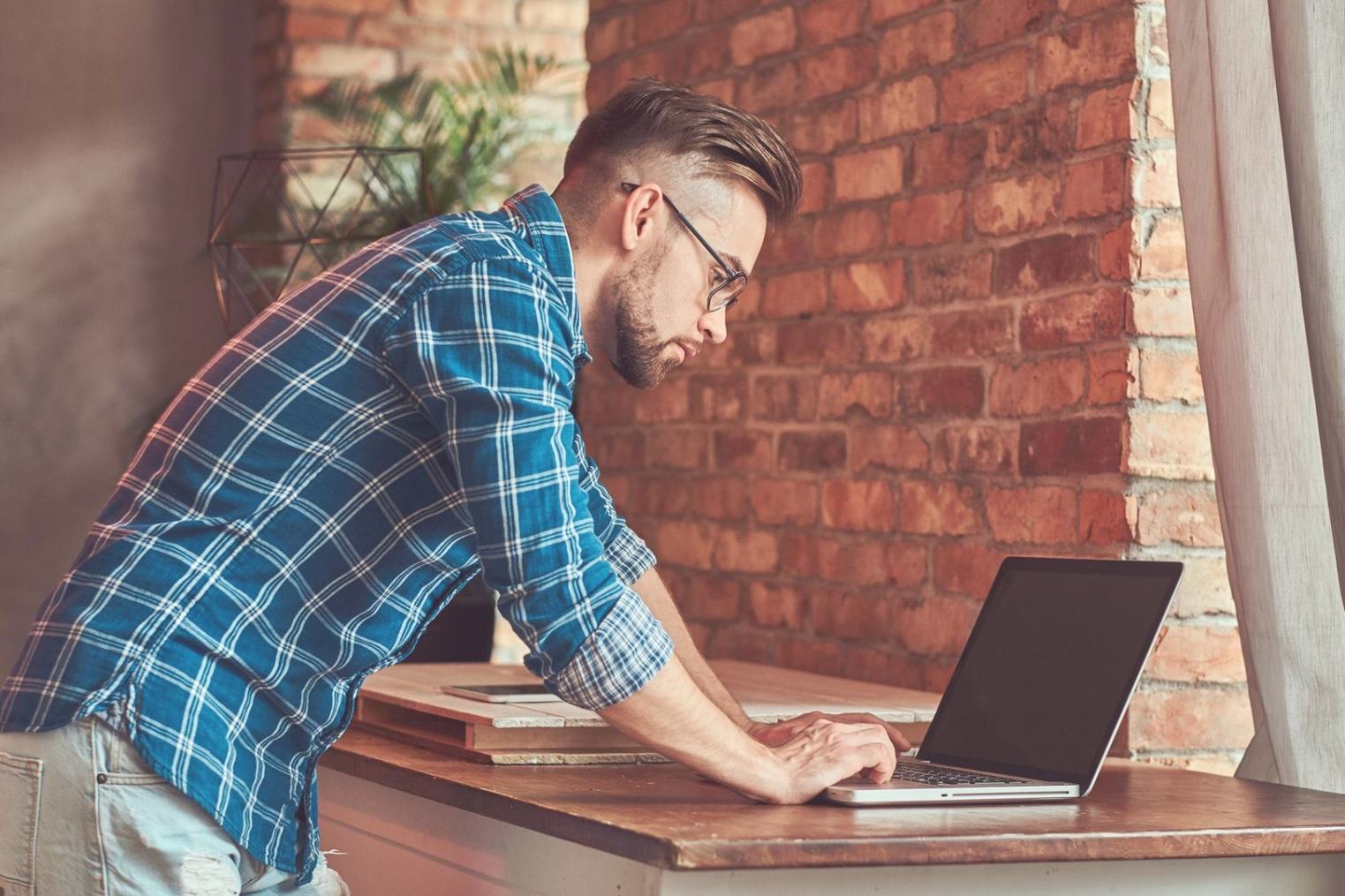 Profesionales trabajando en modelos financieros avanzados
